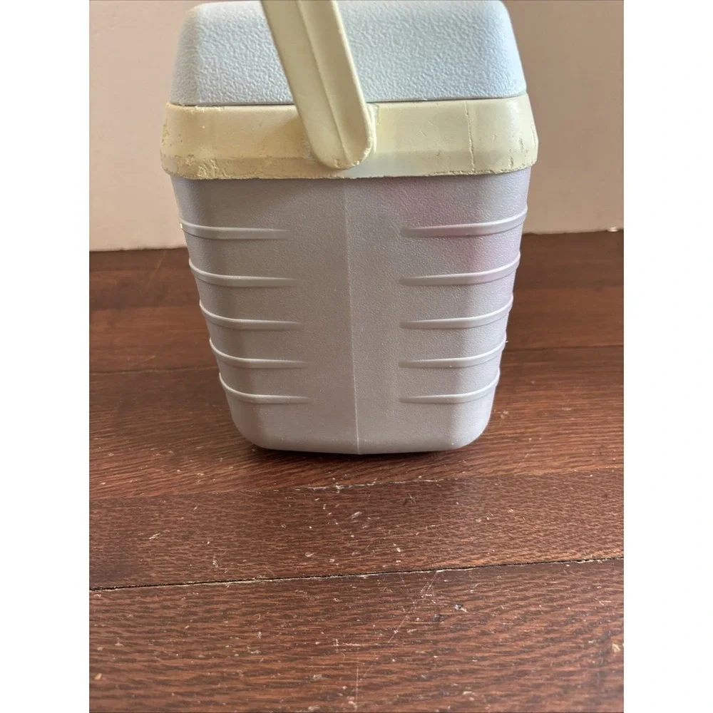 RARE Rubbermaid Lavender Pearl Accents Cooler Model 2901 Holds 3‎ Cans Or Lunch